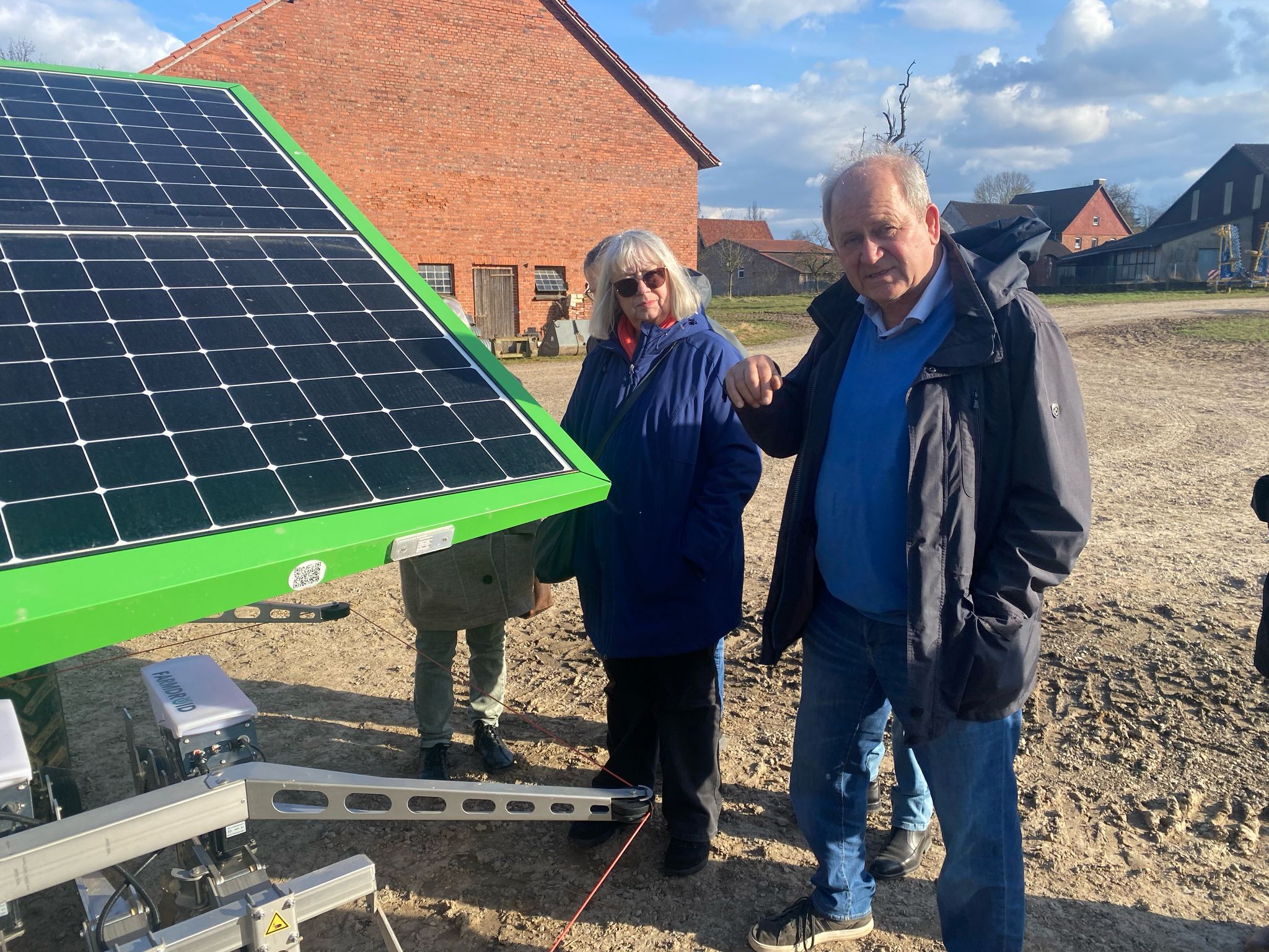 Besichtigung landwirtschaftlicher Maschinen mit Solarantrieb