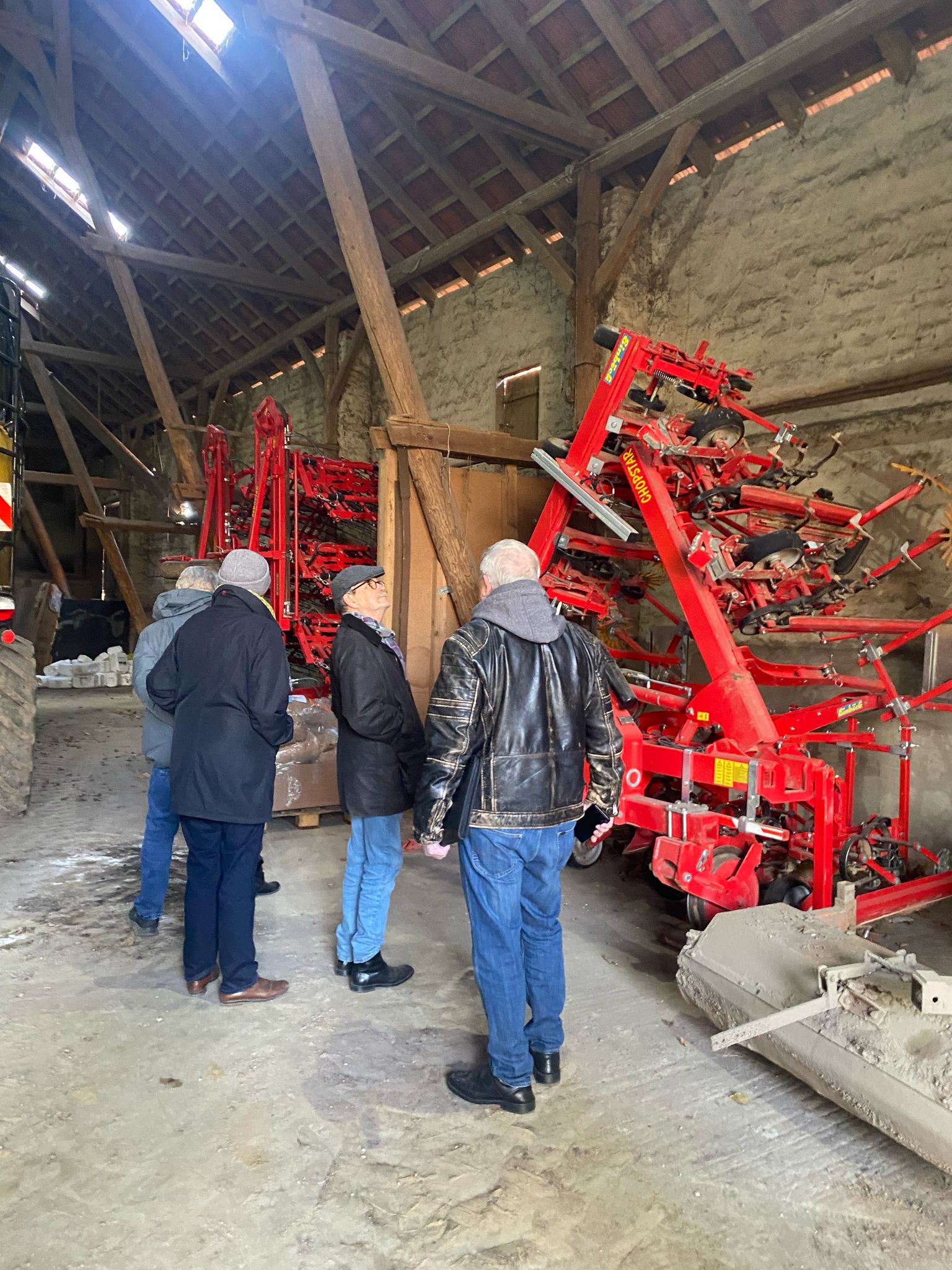 Besichtigung der Hofanlagen und landwirtschaftlicher Maschinen