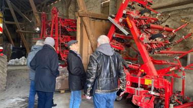 Besichtigung der Hofanlagen und landwirtschaftlicher Maschinen